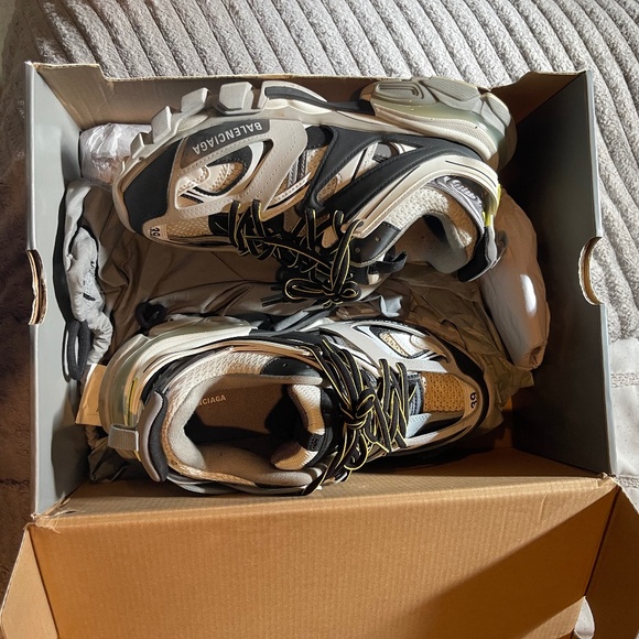 Balenciaga - Picture 1 of 5